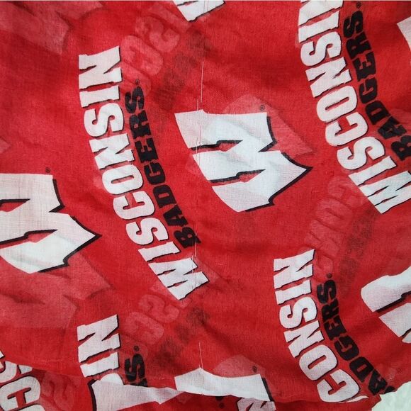 Wisconsin Badgers Infinity Scarf - Picture 4 of 6